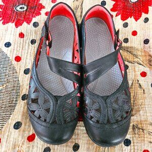 Black Mary Janes - Baretraps 8M